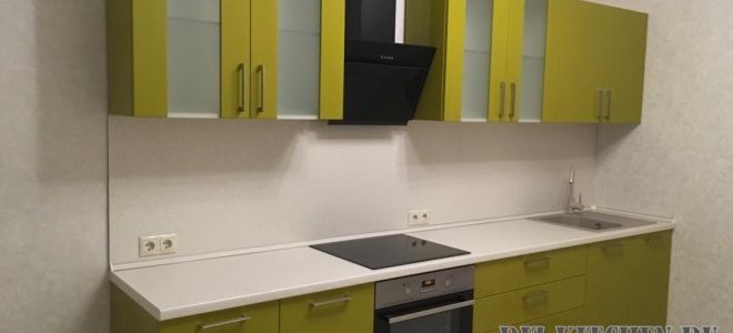 Модная салатовая кухня с черными и белыми акцентами