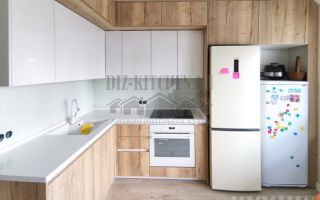Современная кухня белая с деревом