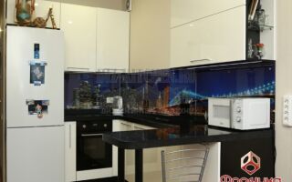 Белая кухня с фасадами из акрила в квартире-студии 18 м<sup>2</sup>