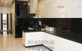 Современная кухня без верхних фасадов, с выделенной варочной зоной