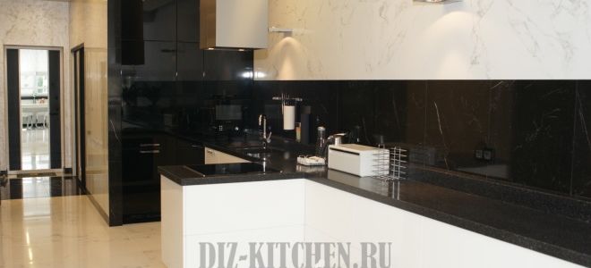 Современная кухня без верхних фасадов, с выделенной варочной зоной