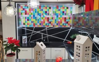 Разноцветная глянцевая кухня с подсветкой под антресолью