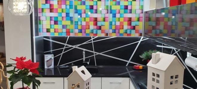 Разноцветная глянцевая кухня с подсветкой под антресолью