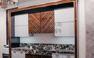 Белая кухня с контрастным центром в стиле арт-деко