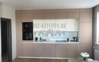 Современная бежевая кухня с фасадами разной глубины