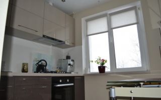Дизайн 6-метровой кухни с глянцевыми фасадами и зеркалом над столом