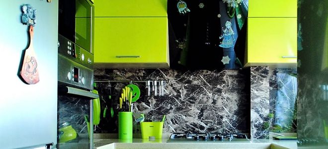 Стильная зеленая кухня 5,5 метров с посудомойкой