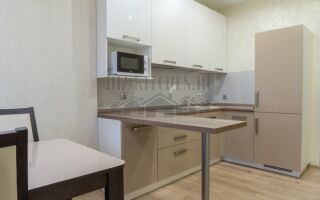 Минималистичная кухня на площади 17 м<sup>2</sup> с барной стойкой