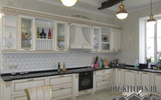 Классическая кухня-гостиная с позолотой и черными холодильниками
