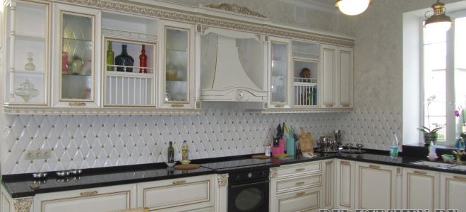 Классическая кухня-гостиная с позолотой и черными холодильниками