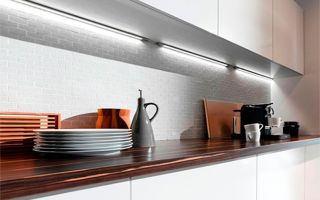 Светодиодная подсветка для кухни рабочей зоны: правила установки и подключения