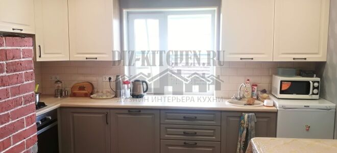 Бело-кофейная кухня в загородном доме с кирпичной печкой