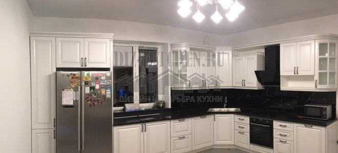 Неоклассическая белая кухня с черной столешницей и фартуком