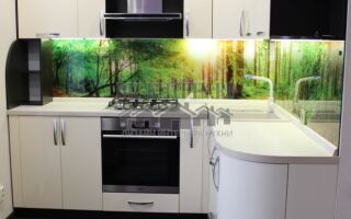 Современная белая кухня с яркой фотопечатью на фартуке