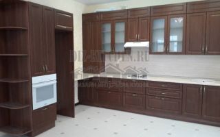 Функциональная неоклассическая кухня в просторной гостиной
