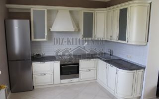 Классическая светлая угловая кухня 12 кв. м с черной столешницей