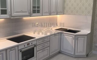 Жемчужная классическая кухня в светлом интерьере