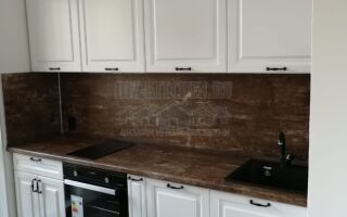 Белая неоклассическая кухня с коричневым центром