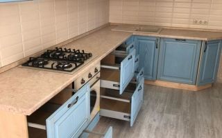 Голубая кухня в классическом стиле с золотым патированием
