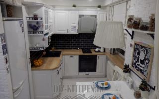 Белая классическая кухня 6 кв. м со столешницей на подоконнике
