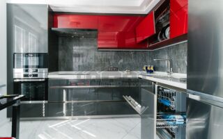 Серо-красная кухня в современном стиле на площади 8 м<sup>2</sup>
