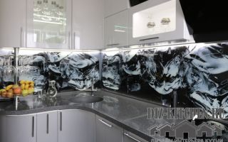 Бело-серая радиусная кухня на 7 м<sup>2</sup> с фантазийным фартуком