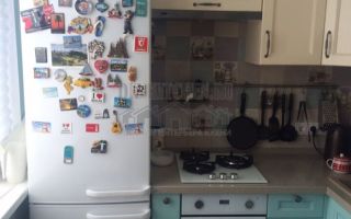 Желто-голубая неоклассическая кухня 8 м<sup>2</sup> из массива дуба