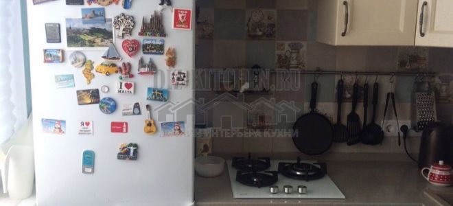 Желто-голубая неоклассическая кухня 8 кв. м из массива дуба
