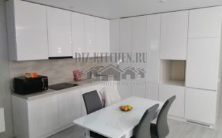 Белая современная кухня 25 кв.м, совмещенная с гостиной