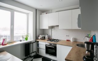 Дизайн в скандинавском стиле белой кухни 7 кв.м. Черный тон против белого