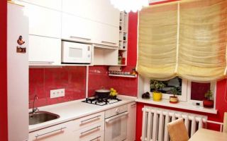 Дизайн белой кухни 7 кв.м с красными обоями