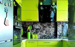 Стильная зеленая кухня 5,5 метров с посудомойкой