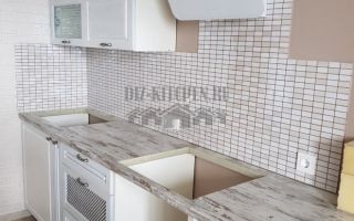 Белая современная кухня с барной стойкой