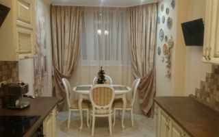 Дизайн кухни площадью 15 м<sup>2</sup> с обеденной зоной и телевизором