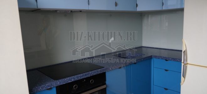 Угловая синяя глянцевая кухня 6 кв. м с фасадами из МДФ