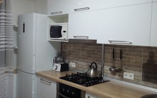Дизайн белой кухни с плиткой под кирпич на площади 11 кв. м