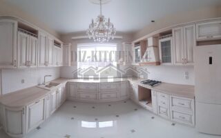 Классическая светлая П-образная кухня с окном в центре