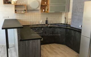 Современная кухня древесных оттенков с тумбой-барной стойкой
