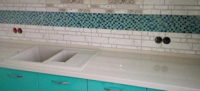 Радиусная бирюзовая кухня в помещении с многоуровневым потолком