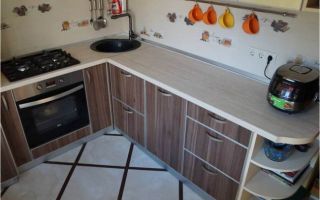 Угловая кухня 7 кв.м с телевизором