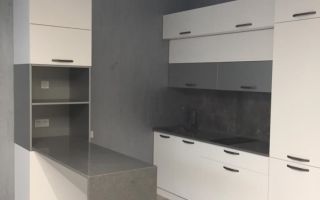 Красивая белая кухня-гостиная в стиле минимализм с барным столом и пеналом