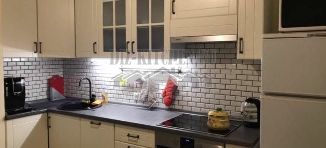 Маленькая белая неоклассическая кухня с кирпичным фартуком