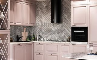Современная розовая кухня с фартуком из керамогранита