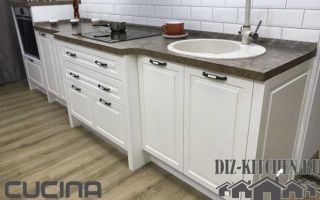 Белая прямая кухня в стиле современной классики со шкафами до потолка