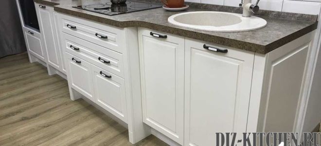 Белая прямая кухня в стиле современной классики со шкафами до потолка