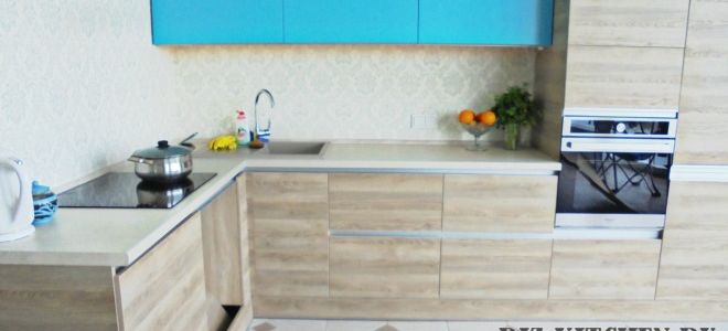 Кухня-студия из светлого дерева с голубыми секциями и высоким пеналом