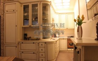 Белая классическая кухня нестандартной планировки 7 кв. м