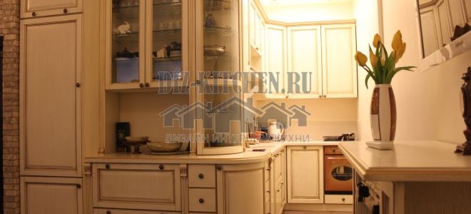 Белая классическая кухня нестандартной планировки 7 кв. м