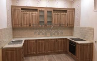 Неоклассическая П-образная кухня с деревянными фасадами