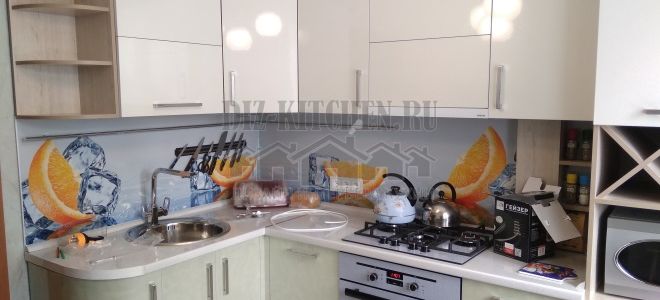 Современная светлая кухня с ярким фартуком